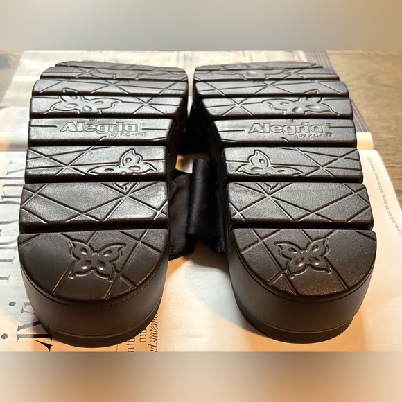 Alegria Riley Adjustable Strap Satin Slide Sandals In Black Size 9 (EUR 39) - Picture 10 of 13